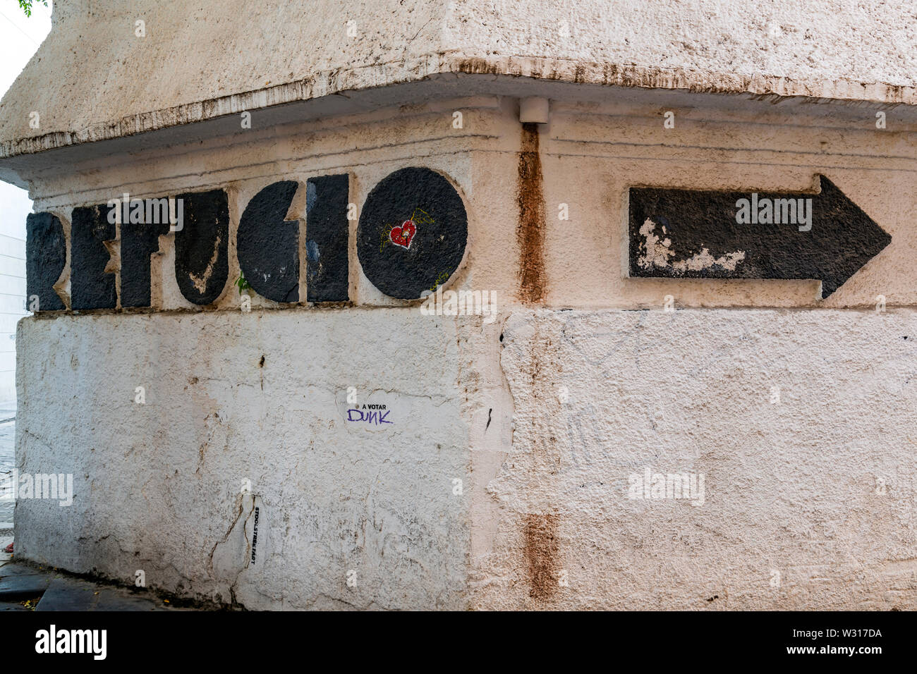 Shelter sign spanish hi-res stock photography and images - Alamy