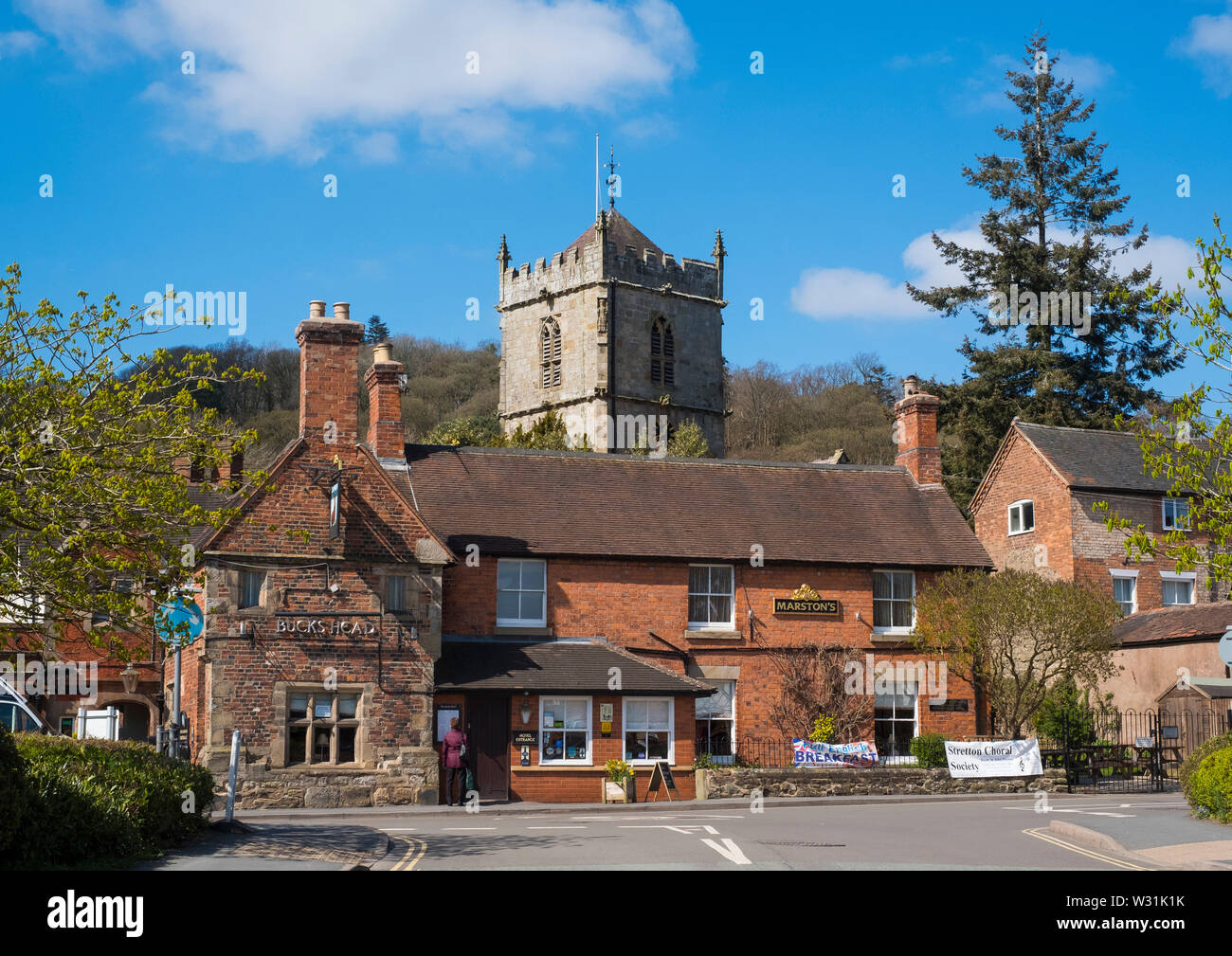 St Laurence's Church and the Bucks Head pub, Church Stretton, Shropshire, England, UK Stock Photo