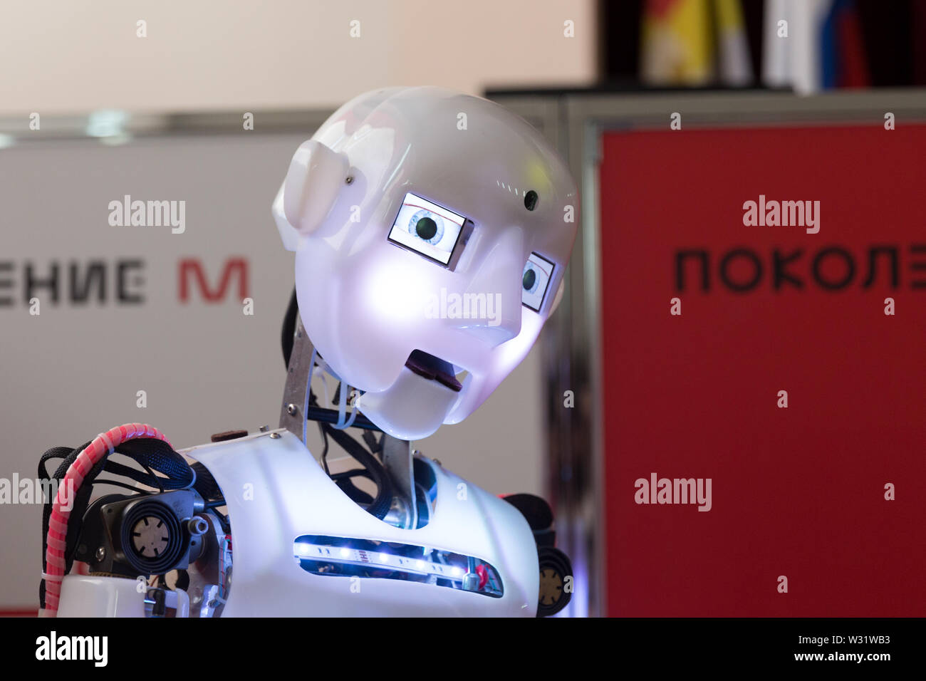 Android robot 2019 hi res stock photography and images Page 2