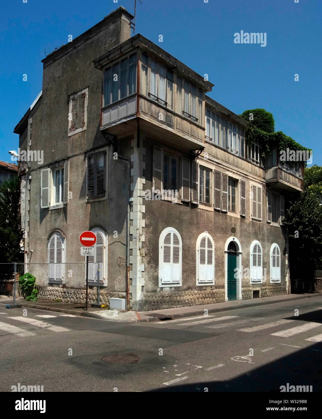 AJAXNETPHOTO. 2015. PAU, FRANCE. - SHARP HOME - NR 6 RUE BONADO WAS THE HOME OF MARTHA AND WAITSTILL SHARP; MARRIED AMERICAN COUPLE WHO DEFIED THE THIRD REICH AND NAZI RULE TO HELP RESCUE JEWISH REFUGEES AND DISSIDENTS DURING WWII.PHOTO:JONATHAN EASTLAND/AJAX REF:G151010 4953 Stock Photo