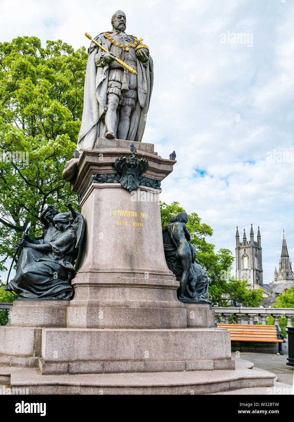 King Edwrad VII, Peterhead granite sculpture designed by Alfred Drury carved by James Philip, Union Street, Aberdeen City, Scotland, UK Stock Photo