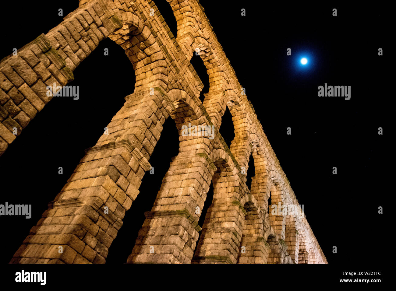 The aquaduct of Segovia, Spain at night with the moon Stock Photo - Alamy