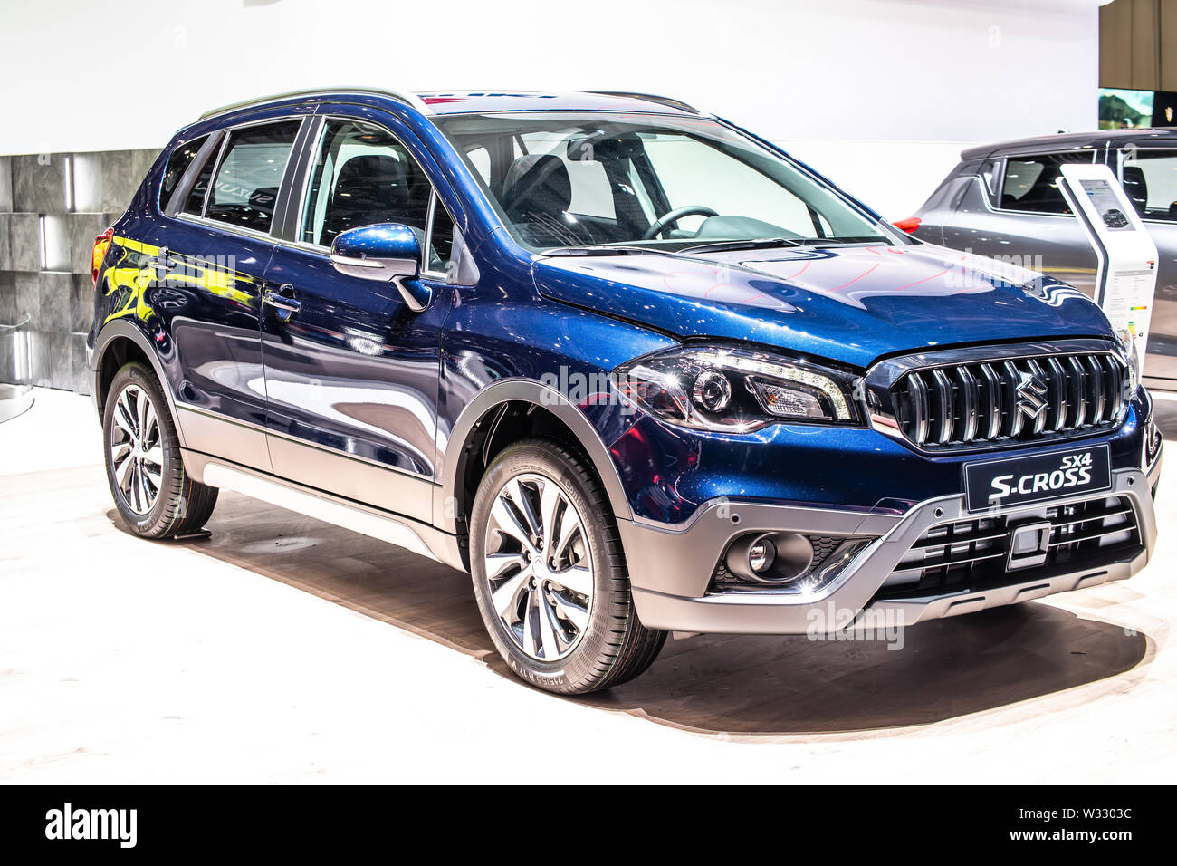 Suzuki sx4 crossover hi-res stock photography and images - Alamy