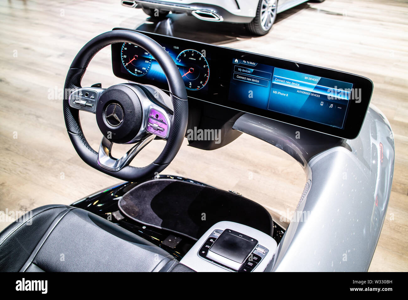 Mercedes-Benz MBUX multimedia system: the new digital cockpit.