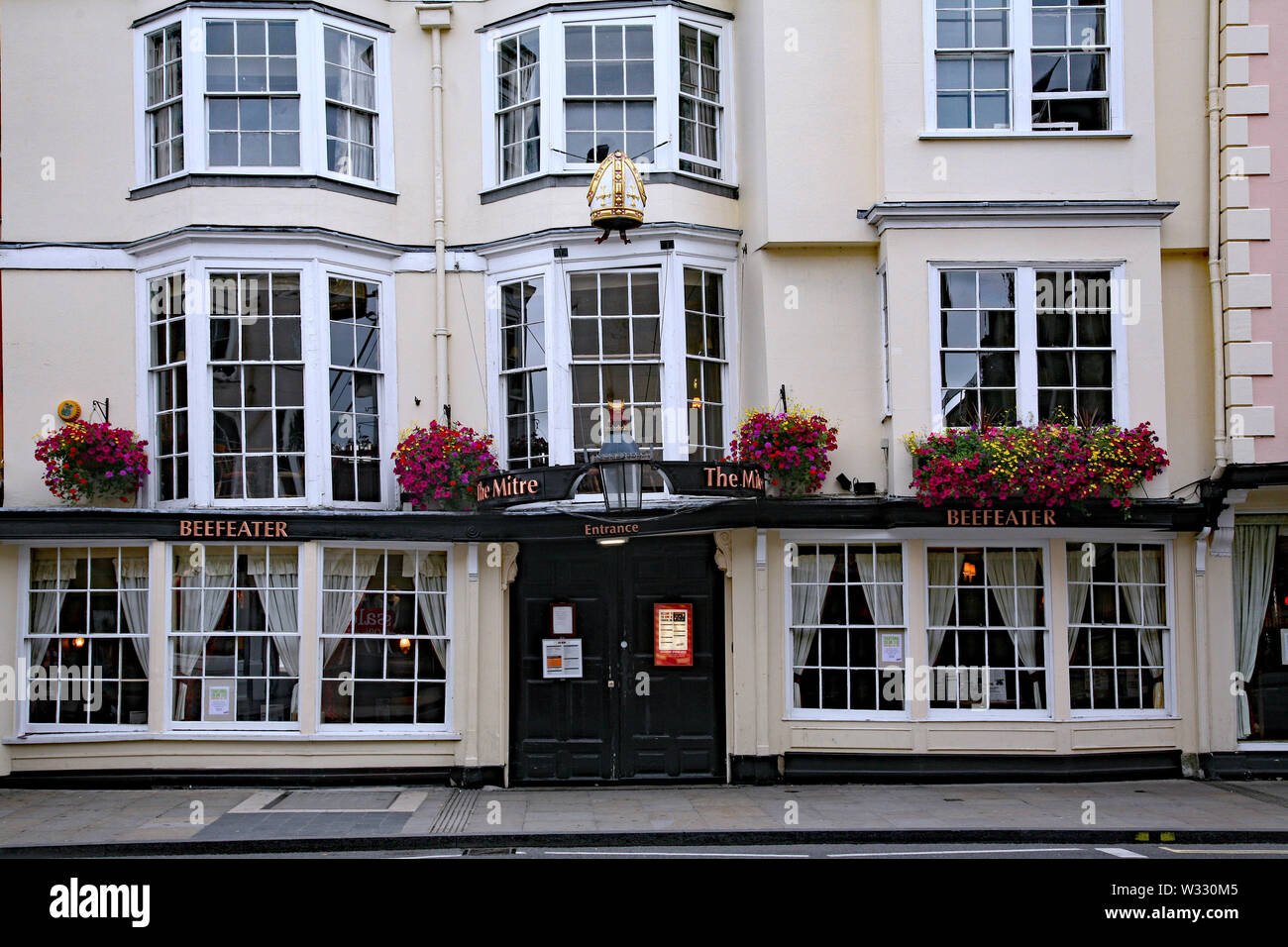 OXFORD, ENGLAND - JULY 2009:  The Mitre Inn is an Oxford landmark, dating from around 1630, and replacing an earlier inn from the 1300s. Stock Photo