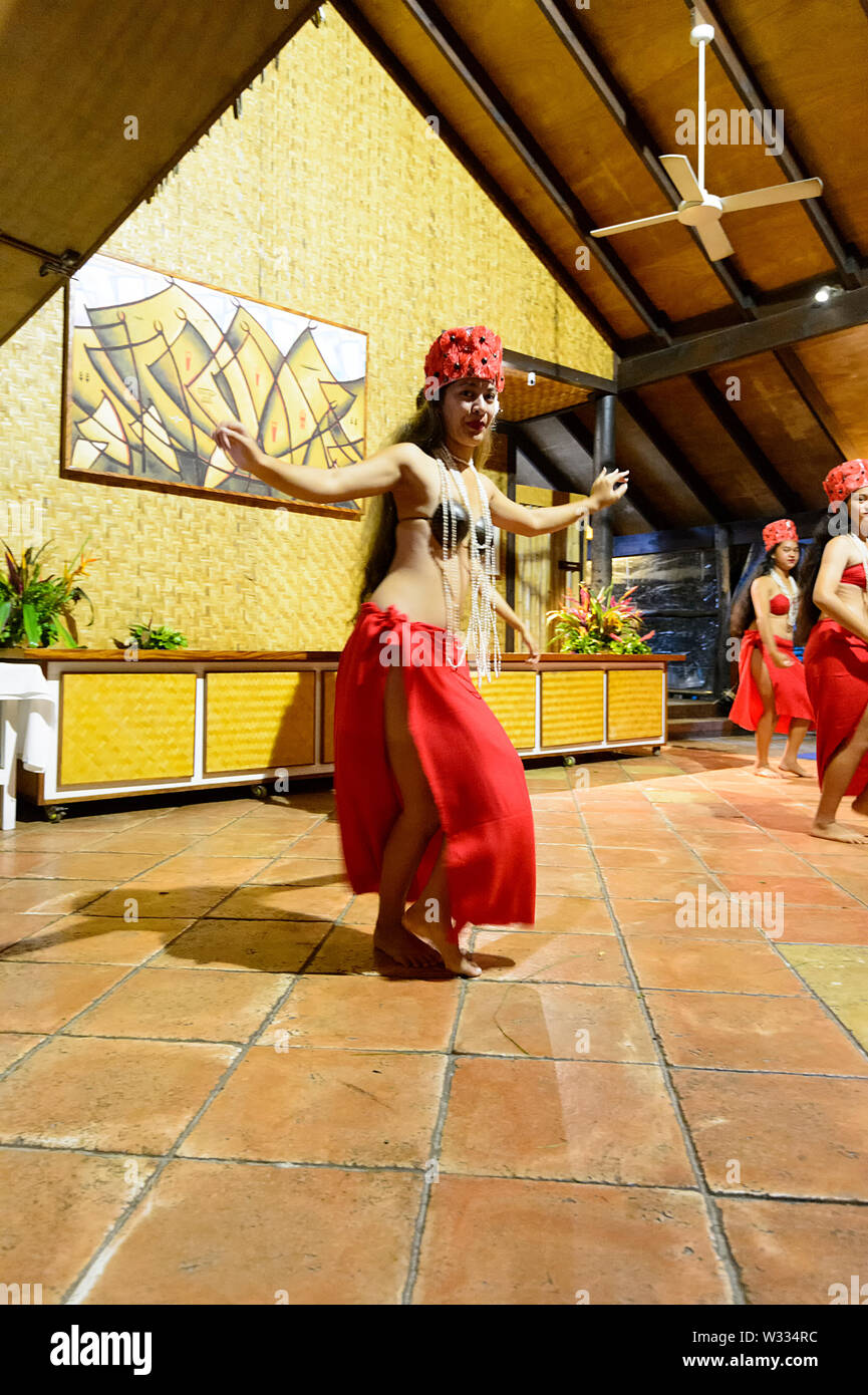 Cook islands skirt hires stock photography and images Alamy