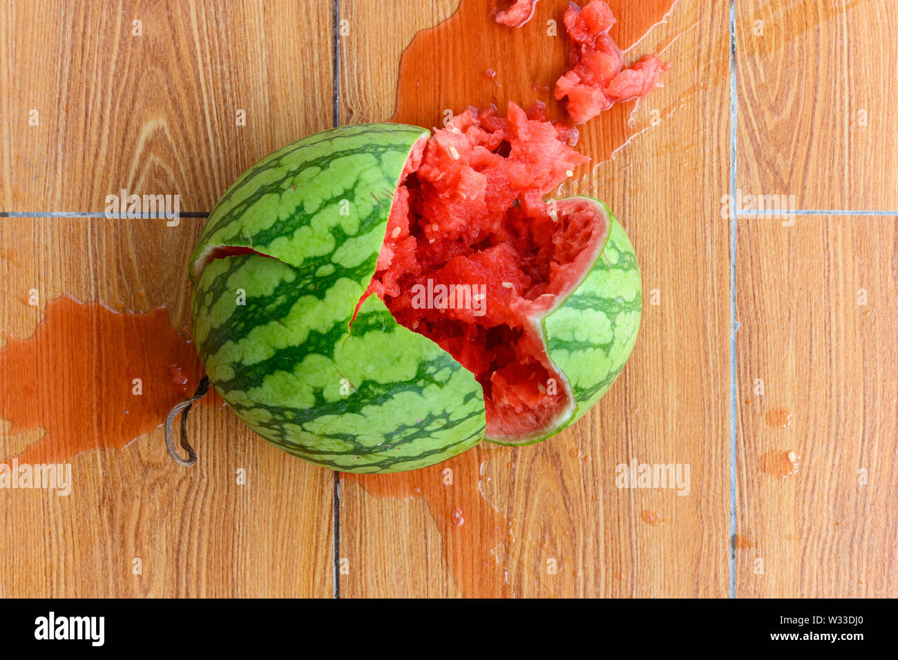 Smashed apart hi-res stock photography and images - Alamy