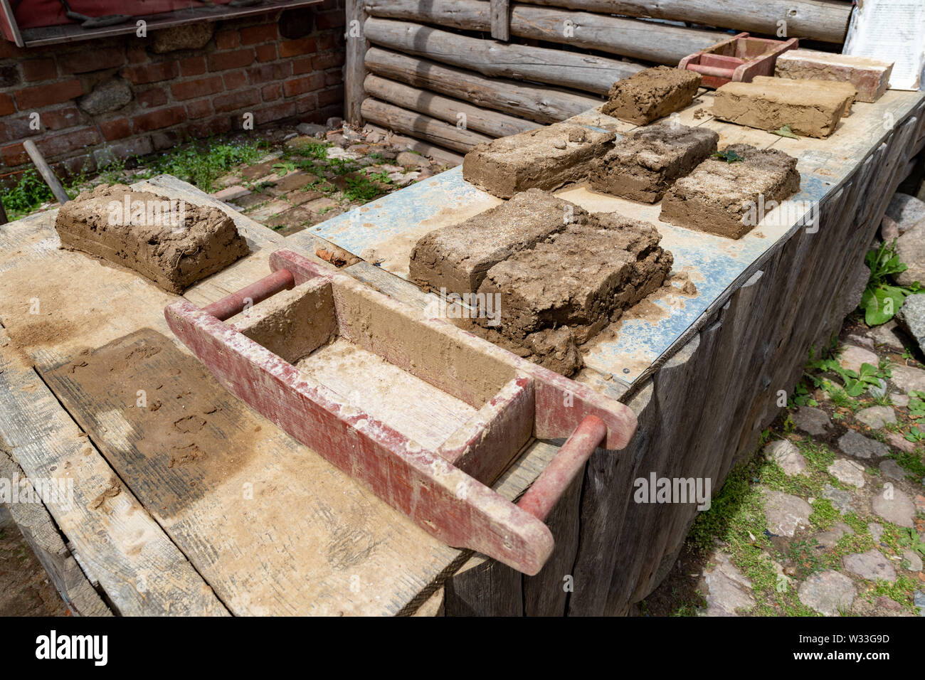 Amateur production of bricks. Ancient methods of making clay blocks