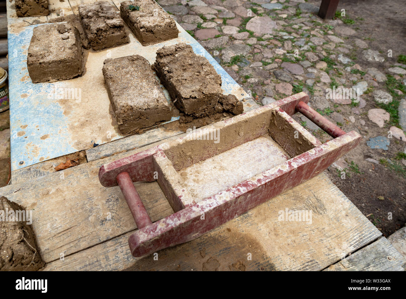 Amateur production of bricks. Ancient methods of making clay blocks