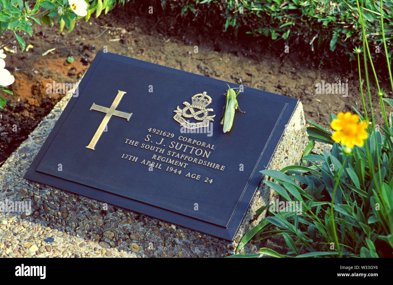 taukkyan, myanmar - december 23, 2001: the tombstone of a british soldier at taukkyan war memorial Stock Photo