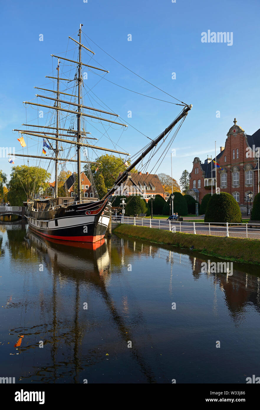 papenburg, niedersachsen/germany - october 10, 2018: view onto the main canal ( hauptkanal ) with the replica of the cargo brig friederike von papenbu Stock Photo