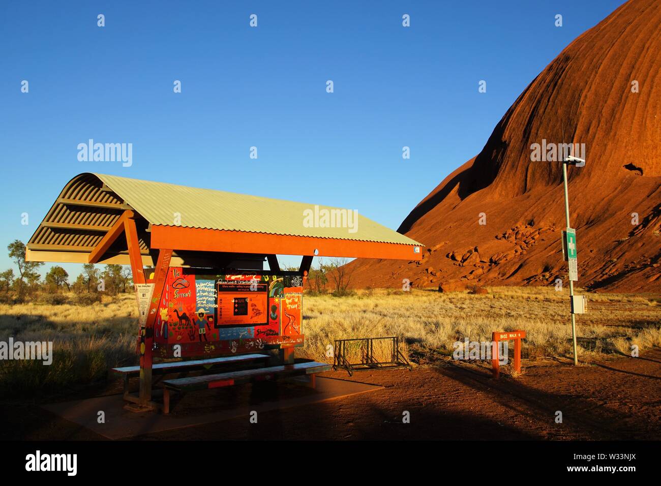 Information Shelter at the Kuniya Section of the Uluru Base Walk on a Clear Winter Morning Stock Photo
