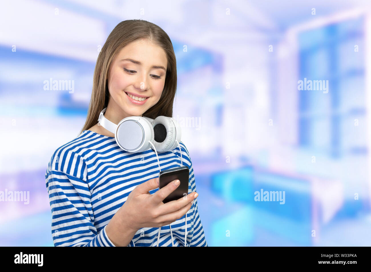 Happy young woman listening to music Stock Photo - Alamy