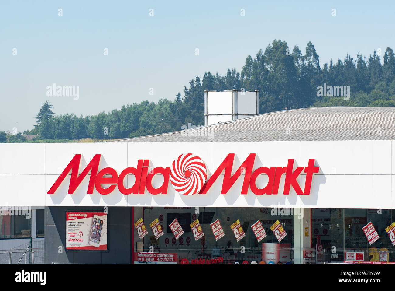 AMSTERDAM, NETHERLANDS - JULY 8, 2017: People walk by Media Markt store in  Amsterdam. Media Markt is the largest consumer electronics store chain in E  Stock Photo - Alamy