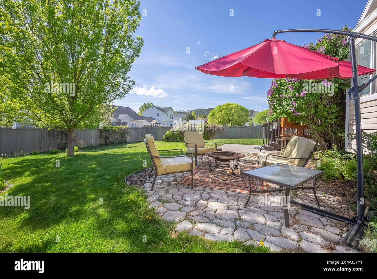 Paver patio grass hires stock photography and images Alamy