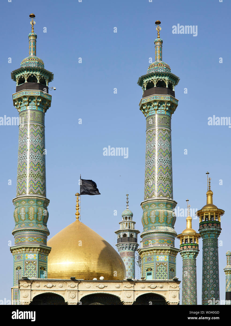 Qom, Iran. 10th Nov, 2017. 10.11.2017, Iran, Qom: The Shrine of Fatemeh al-Masumeh, the sister of the Eighth Imam, in the city of Qom in Iran with its golden dome is a major pilgrim destination, taken on 10.11.2017. Credit: Thomas Schulze/dpa-Zentralbild/ZB | usage worldwide/dpa/Alamy Live News Stock Photo