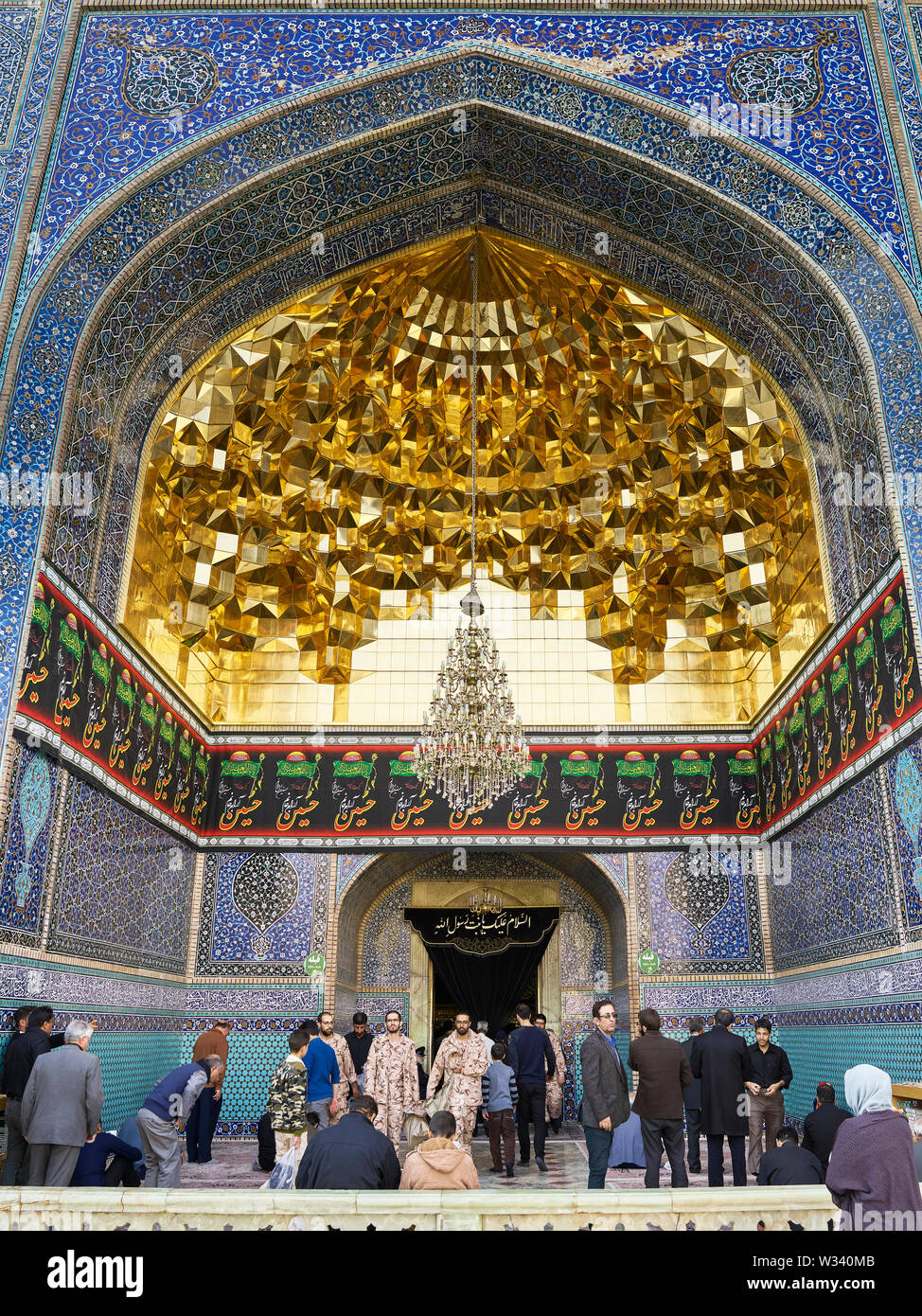 Qom, Iran. 10th Nov, 2017. 10.11.2017, Iran, Qom: The Shrine of Fatemeh al-Masumeh, the sister of the Eighth Imam, in the city of Qom in Iran with its golden dome is a major pilgrim destination, taken on 10.11.2017. Credit: Thomas Schulze/dpa-Zentralbild/ZB | usage worldwide/dpa/Alamy Live News Stock Photo