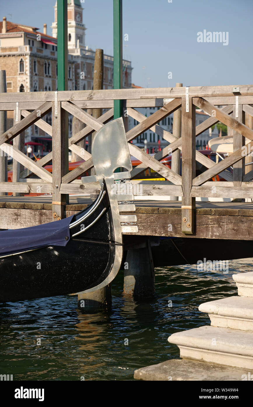 Venice gondola ride boat hi-res stock photography and images - Alamy
