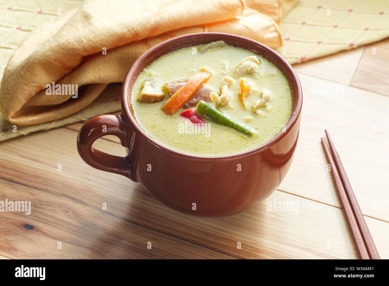 Spicy green thai curry with chicken and vegetables Stock Photo - Alamy