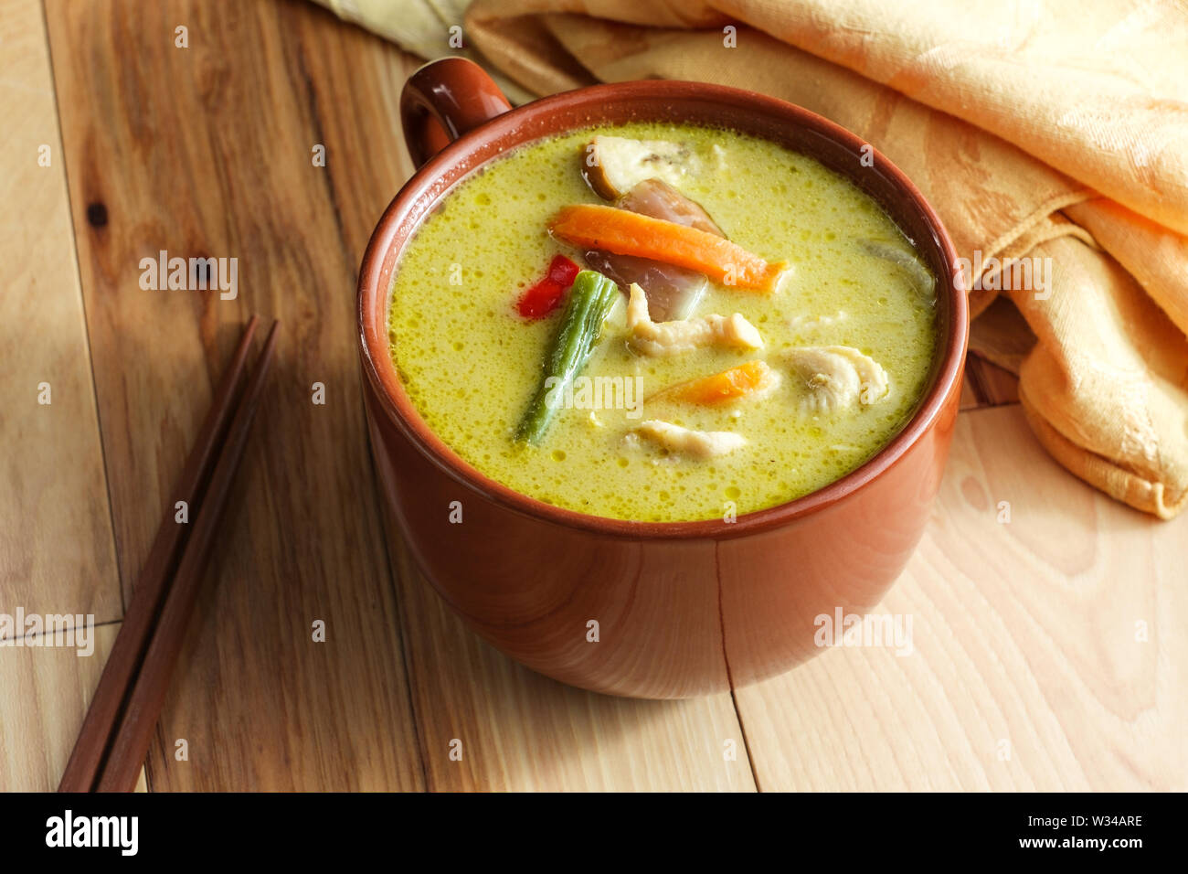 Spicy green thai curry with chicken and vegetables Stock Photo - Alamy