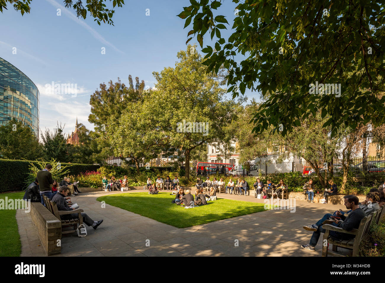 St Andrew Church, Holborn garden area filled with city of London workers during their lunch break. Stock Photo