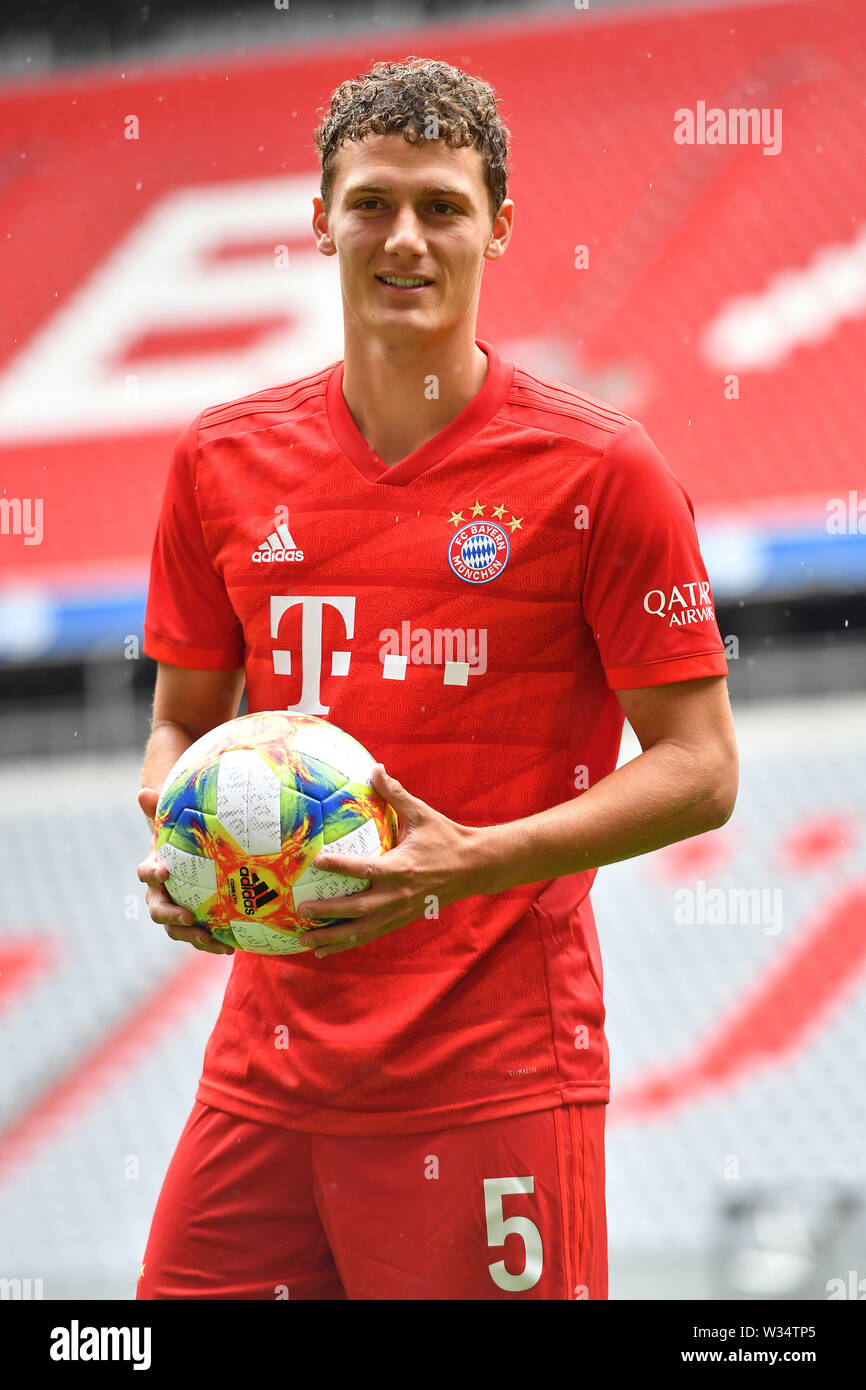 Benjamin PAVARD (FC Bayern Munich), action, single image, single cut  motive, half figure, half figure. Presentation, Presentation Benjamin PAVARD,  Press Conference, FC Bayern Munich. Football 1. Bundesliga, season  2019/2020, on 12.07.2019 in