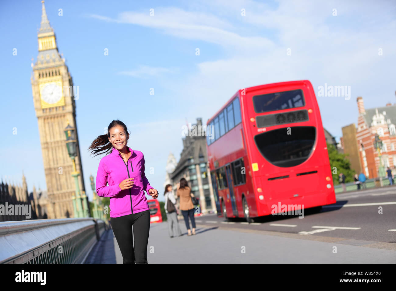 Женщина лондон. Образ жизни в Лондоне. Лондонка. Женщина в Лондоне. Девушка бежит в Лондоне.
