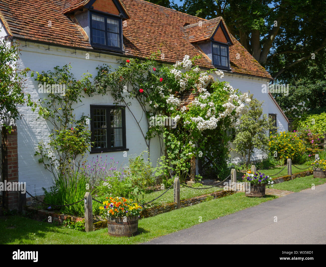 beautiful village, Cottage with Flowers, on the Ridgeway Path, North Stoke, Wallingford, Oxfordshire, England, UK, GB. Stock Photo
