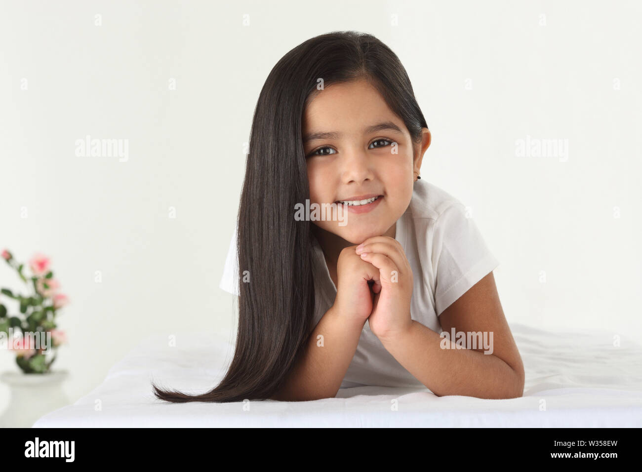 Portrait of a girl smiling Stock Photo - Alamy