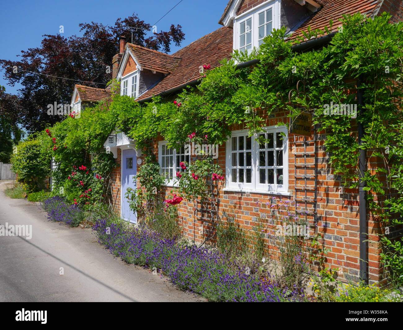 beautiful village, Cottage with Flowers, on the Ridgeway Path, North Stoke, Wallingford, Oxfordshire, England, UK, GB. Stock Photo