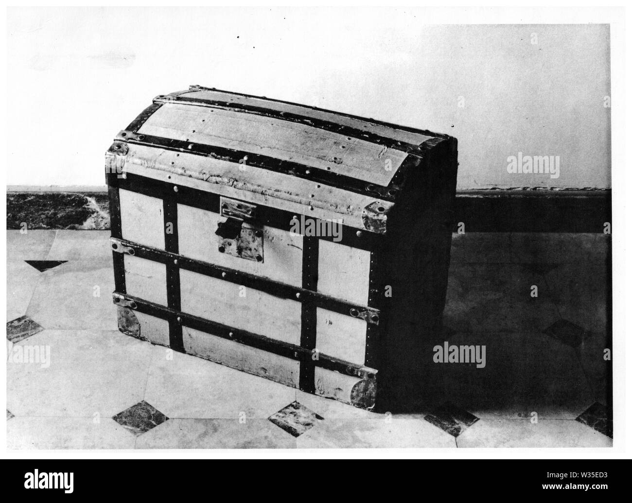 Wooden box. Picture used by trainers during literacy courses, Lyon, France Stock Photo