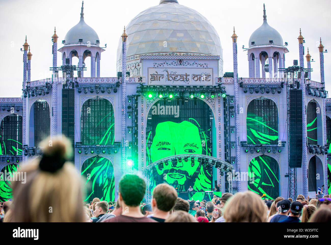 Neustadt Glewe, Germany. 12th July, 2019. Visitors dance at the Electro