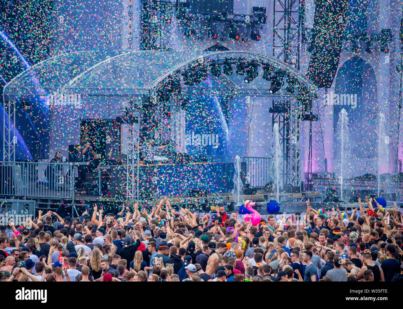 Neustadt Glewe, Germany. 12th July, 2019. Visitors dance at the Electro