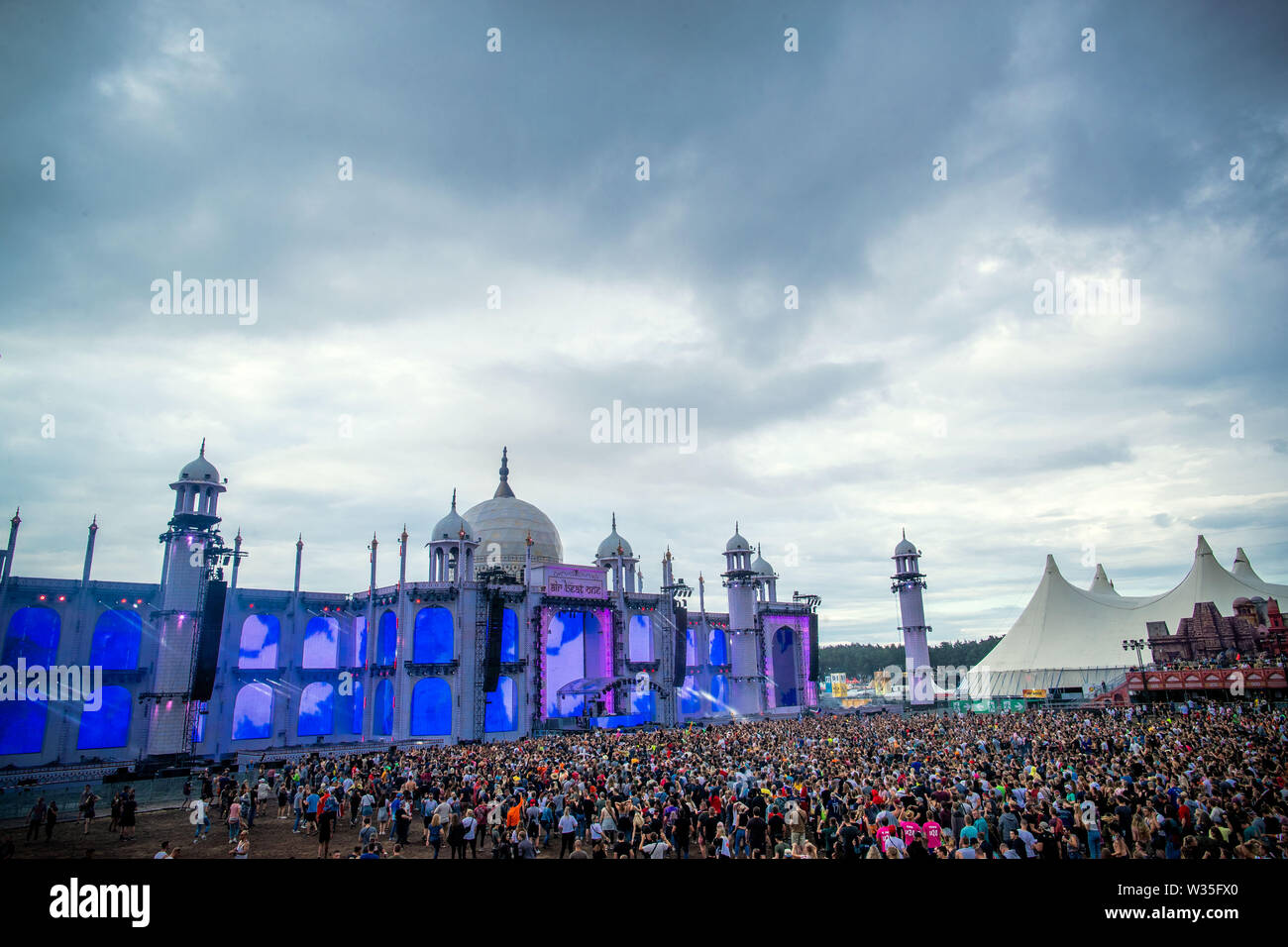 Neustadt Glewe, Germany. 12th July, 2019. Visitors dance at the Electro