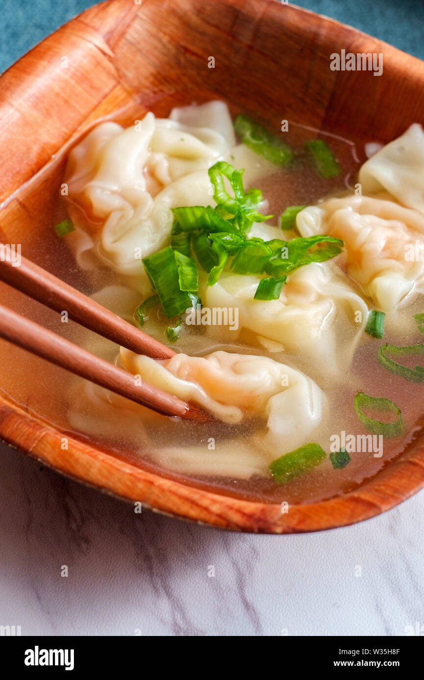 Authentic Chinese Food Shrimp Wonton Soup With Chopsticks And Duck Spoon Garnished With Sliced Green Onion Stock Photo Alamy Authentic Chinese Food Shrimp Wonton Soup With Chopsticks And Duck Spoon Garnished With Sliced Green Onion Stock Photo Alamy