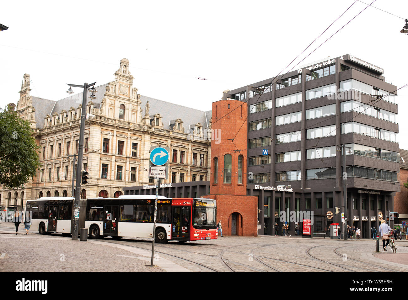 A city bus passing in front of the Bremische Volksbank and the Verkehrs-Turm traffic tower sculpture on Domsheide in central Bremen, Germany. Stock Photo