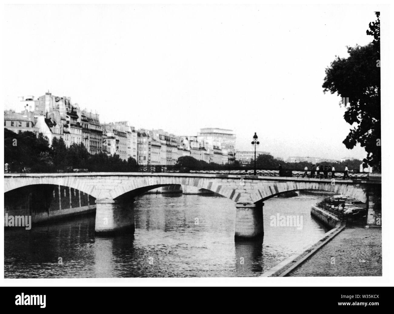 Bridge crossing the Seine river in Paris. Picture used by trainers during literacy courses, Lyon, France Stock Photo
