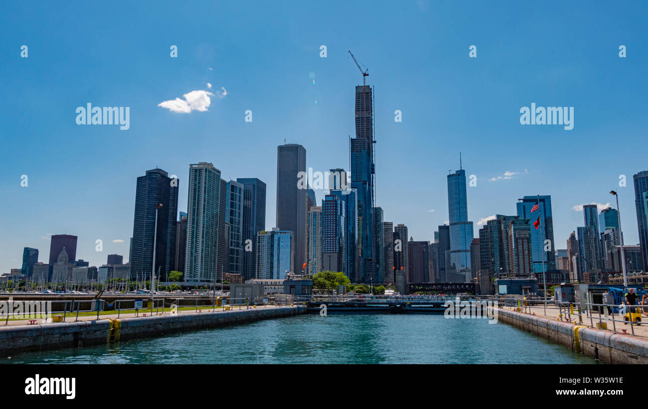The lock of Chicago River at Lake Michigan - CHICAGO, USA - JUNE 11 ...
