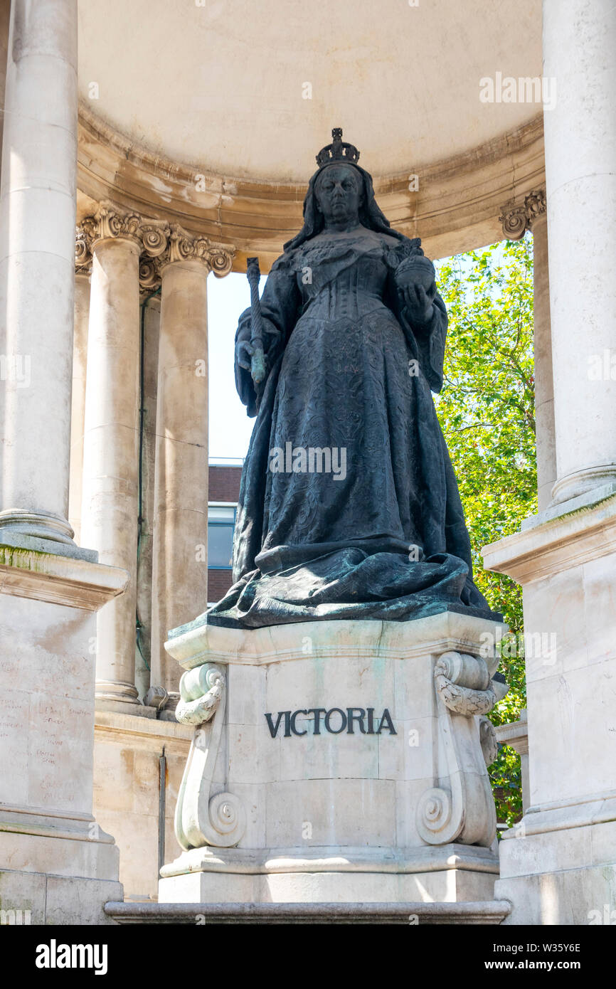 Queen Victoria statue in the memorial in Liverpool Stock Photo Alamy