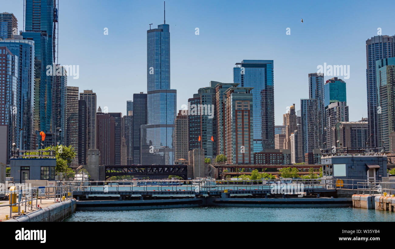 The lock of Chicago River at Lake Michigan - CHICAGO, USA - JUNE 11 ...