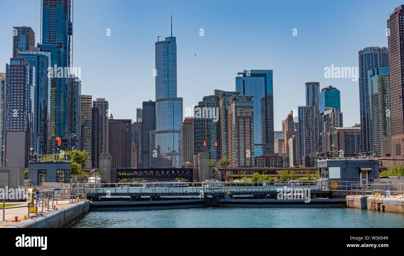 Chicago river lake michigan lock hi-res stock photography and images ...