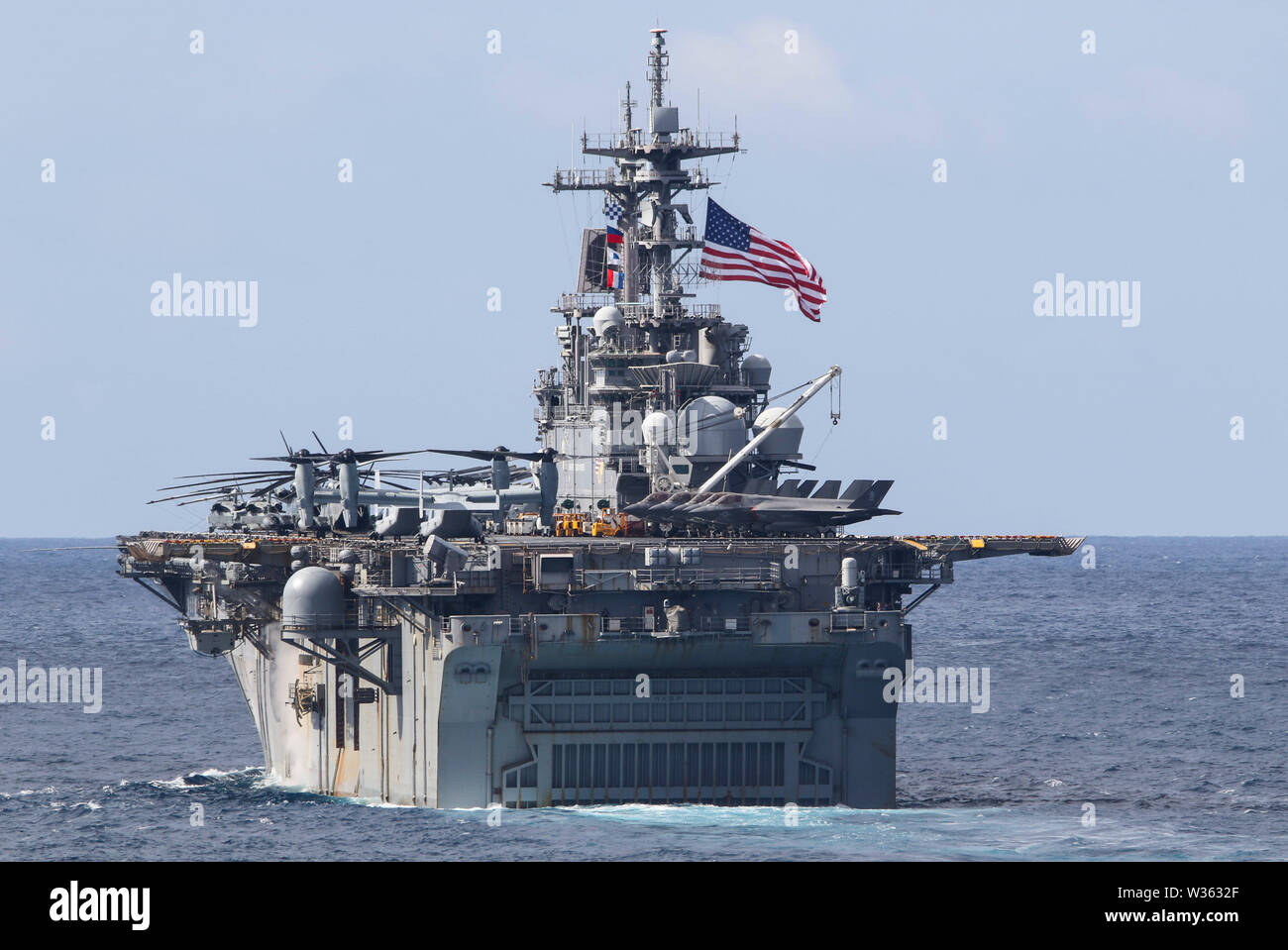190711-N-DX072-1017 TASMAN SEA (July 11, 2019) The U.S. Navy amphibious assault ship USS Wasp (LHD 1) transits with the amphibious transport dock ship USS Green Bay (LPD 20) in a photo exercise (PHOTOEX) during Talisman Sabre 2019. Green Bay, part of the Wasp Expeditionary Strike Group, with embarked 31st Marine Expeditionary Unit, is currently participating in Talisman Sabre 2019 off the coast of Northern Australia. A bilateral, biennial event, Talisman Sabre is designed to improve U.S. and Australian combat training, readiness and interoperability through realistic, relevant training necessa Stock Photo