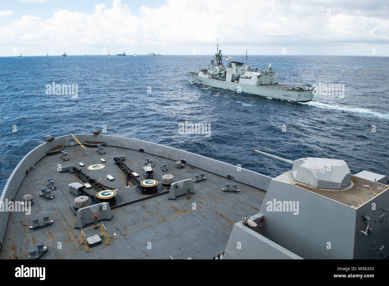 190711-N-DX072-1034 TASMAN SEA (July 11, 2019) The U.S. Navy San Antonio-class amphibious transport dock ship USS Green Bay (LPD 20) and the Royal Canadian Navy Halifax-class frigate HMCS Regina (FFH 334) transit in a photo exercise (PHOTOEX) during Talisman Sabre 2019. Green Bay, part of the Wasp Expeditionary Strike Group, with embarked 31st Marine Expeditionary Unit, is currently participating in Talisman Sabre 2019 off the coast of Northern Australia. A bilateral, biennial event, Talisman Sabre is designed to improve U.S. and Australian combat training, readiness and interoperability throu Stock Photo