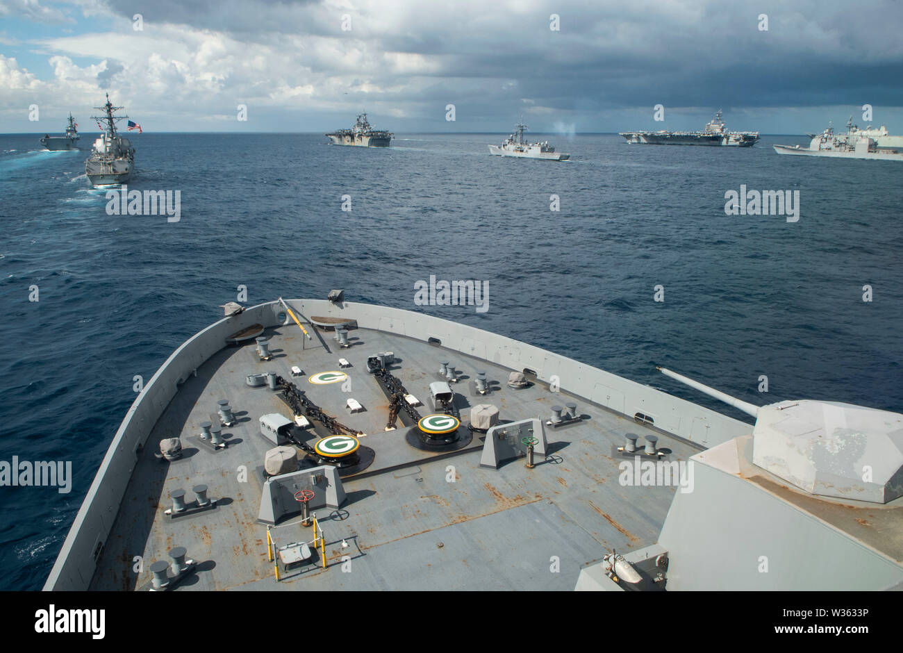 190711-N-DX072-1097 TASMAN SEA (July 11, 2019) The U.S. Navy San Antonio-class amphibious transport dock ship USS Green Bay (LPD 20) takes part in a photo exercise (PHOTOEX) during Talisman Sabre 2019. Green Bay, part of the Wasp Expeditionary Strike Group, with embarked 31st Marine Expeditionary Unit, is currently participating in Talisman Sabre 2019 off the coast of Northern Australia. A bilateral, biennial event, Talisman Sabre is designed to improve U.S. and Australian combat training, readiness and interoperability through realistic, relevant training necessary to maintain regional securi Stock Photo