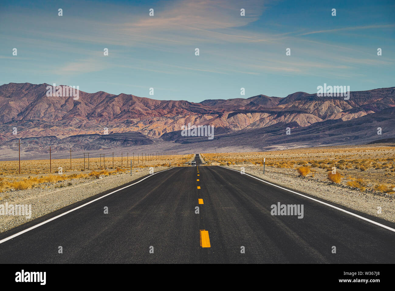 Empty road through death valley national park hi-res stock photography ...