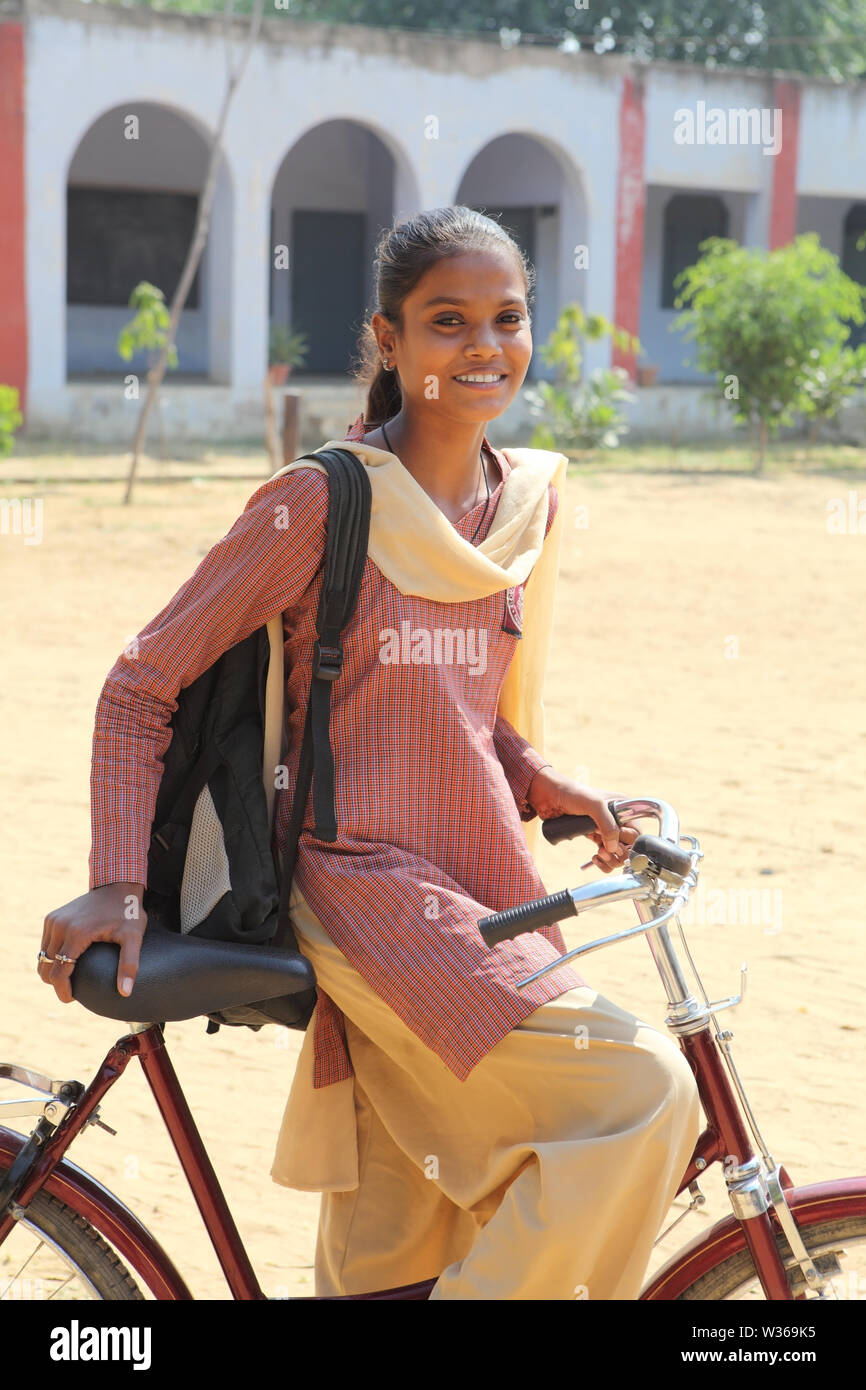 Rural indian school girl on bicycle hi-res stock photography and images ...