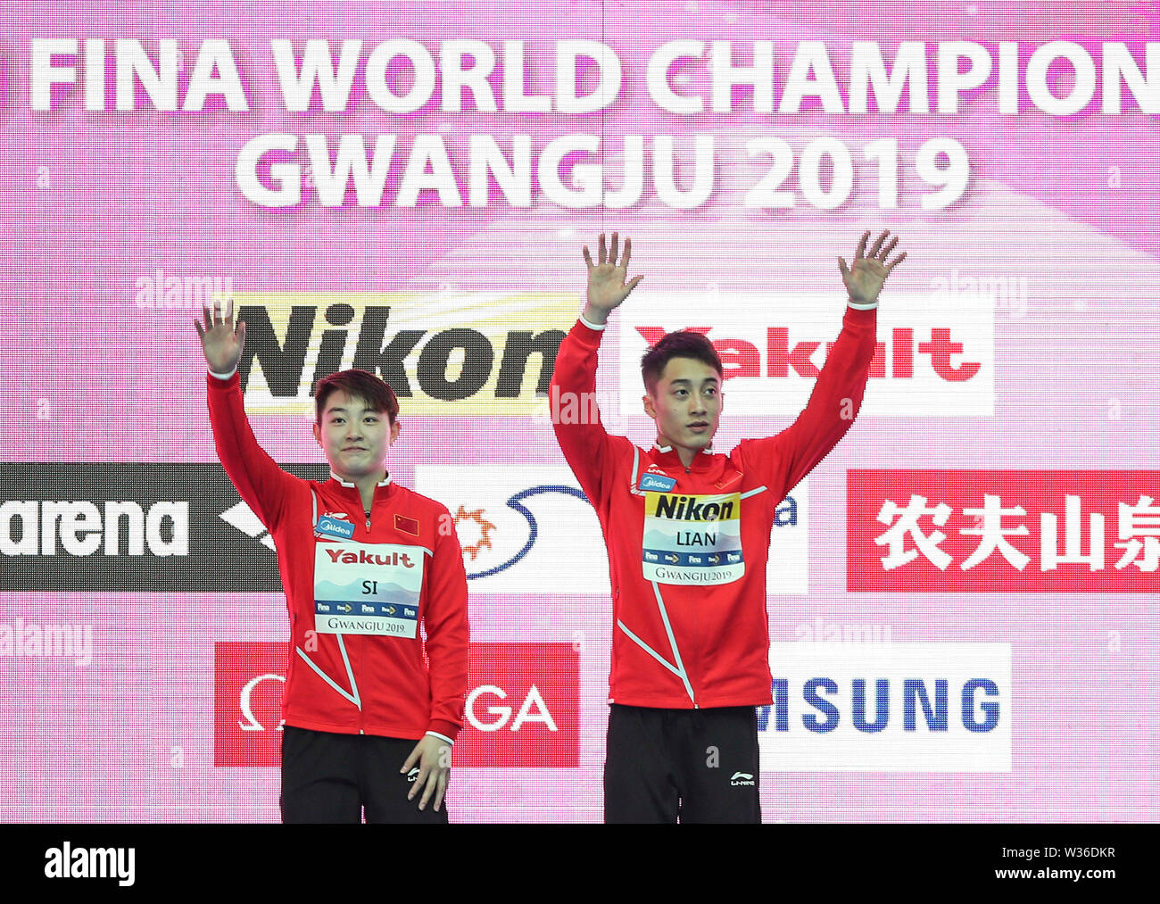 (190713) --GWANGJU, July 13, 2019 (Xinhua) -- Lian Junjie (R)/Si Yajie of China gesture to the audience during the awarding ceremoy of the mixed 10m synchronised final of diving event at the Gwangju 2019 FINA World Championships in Gwangju, South Korea, July 13, 2019. (Xinhua/Bai Xuefei) Stock Photo