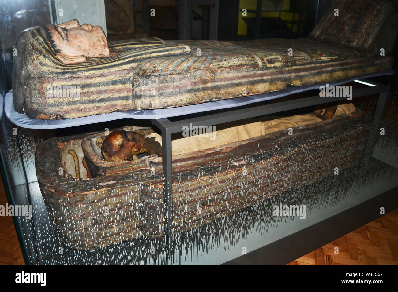 Egyptian sarcophagus with a mummy below it, in the Manchester Museum, UK. Part of the University of Manchester Stock Photo