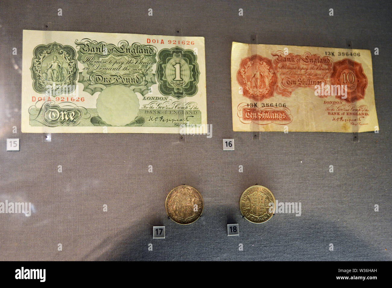 The original £1 note and Ten Shillings note issued by the Bank of England, 1934-1948. Half Crown coins. Manchester Museum, University of Manchester UK Stock Photo