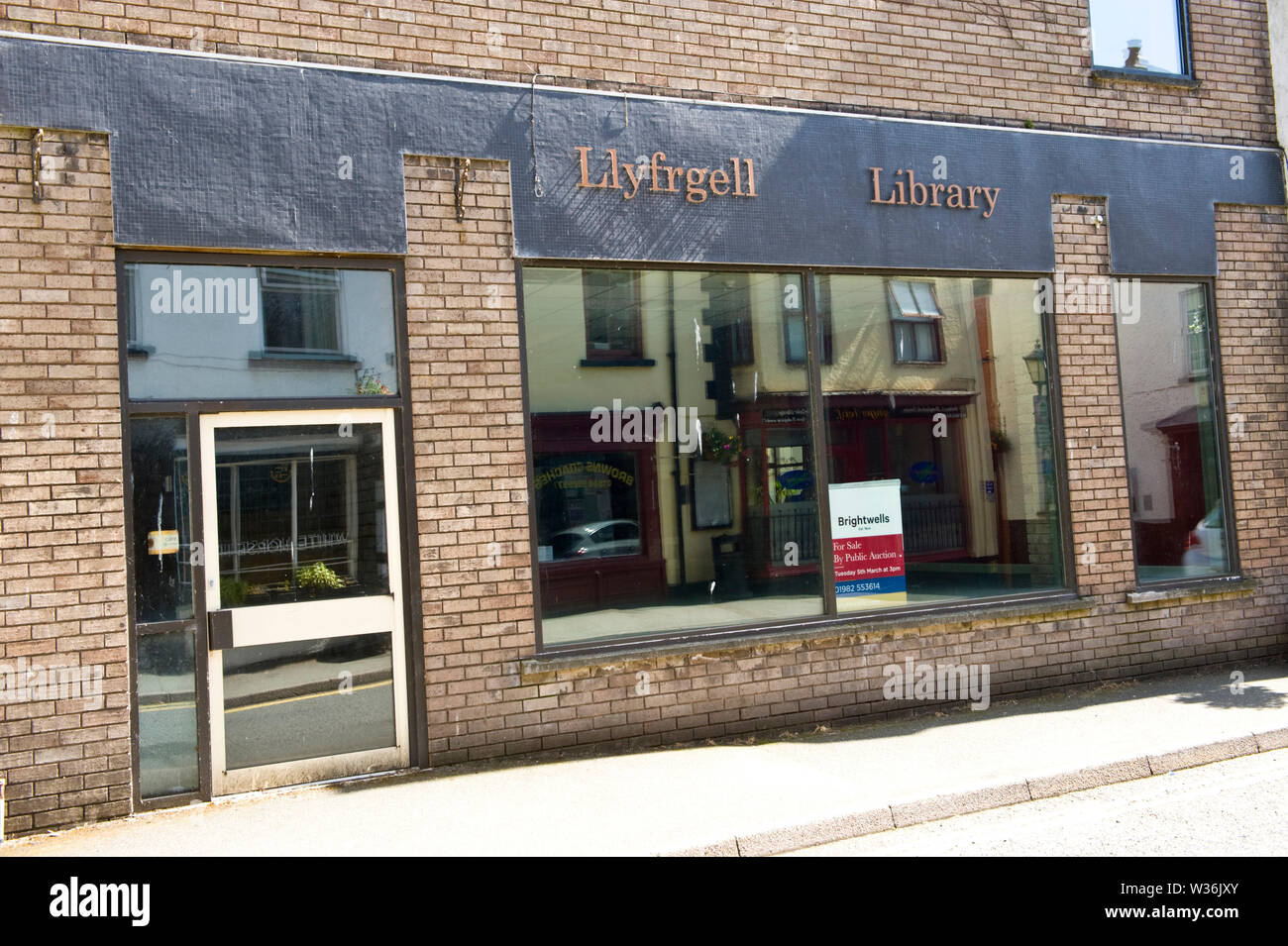 Public library closed and for sale in the town centre at Builth Wells Powys Wales UK Stock Photo